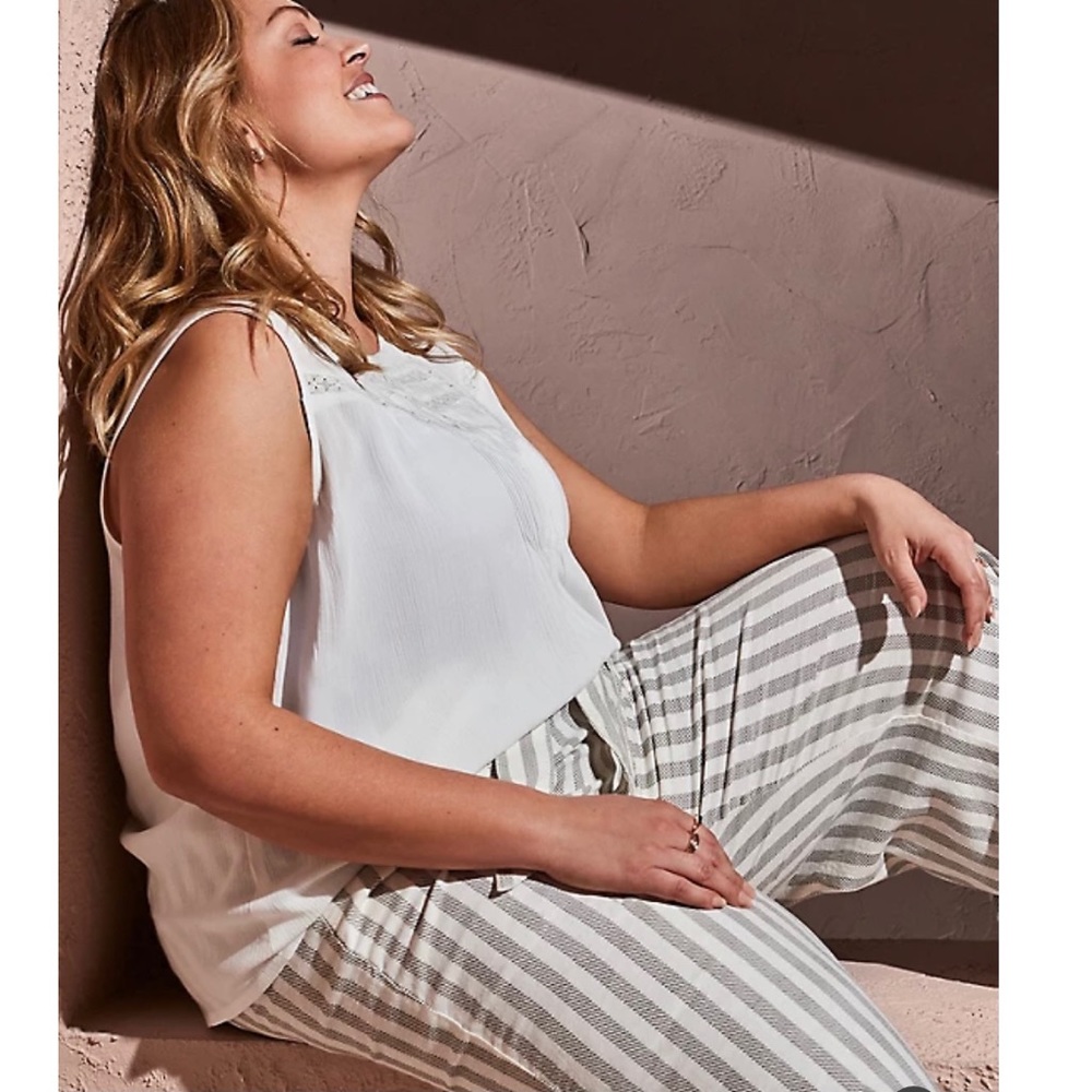 NWT Torrid White Gauze Lace Inset Pintuck Tank M/L